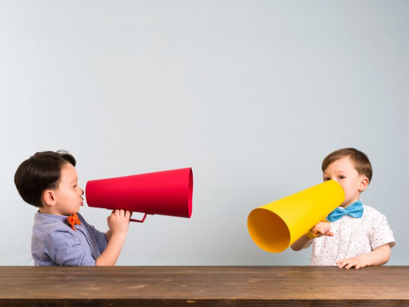 Trẻ nên được hướng dẫn cách giới thiệu bản thân khi bắt đầu biết nói