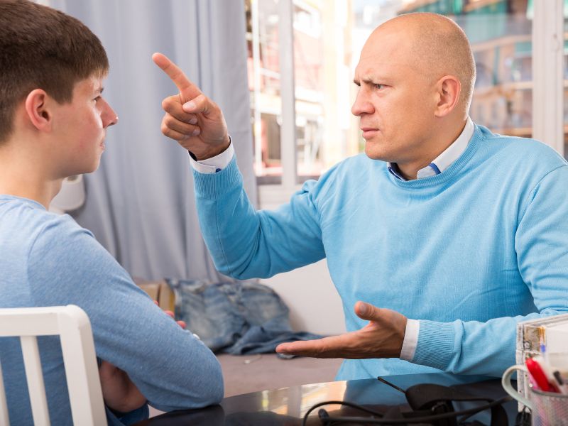 Cách dạy trẻ 8 tuổi biết nghe lời - Bố mẹ khoan hoảng loạn! 6 Hãy động viên bé nhẹ nhàng nhưng cũng cần sự kiên quyết