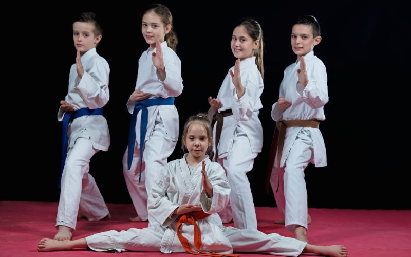 Cách dạy trẻ 8 tuổi biết nghe lời - Bố mẹ khoan hoảng loạn! 9 Học võ thuật là một trong những cách giúp bé kỷ luật và biết nghe lời