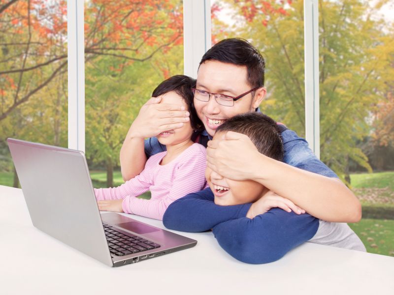Cách xử lý thông minh, khéo léo khi trẻ nói tục, nói bậy 5 Nhiều chương trình truyền hình, phim, truyện cũng ẩn chứa các từ ngữ thô tục