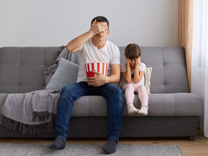 Có nên cho trẻ xem phim kinh dị? - Đáp án bất ngờ cho cha mẹ 9 Ba mẹ cùng xem phim với con mang lại nhiều điều thú vị giúp trẻ cảm thấy an toàn và yên tâm xem phim hơn