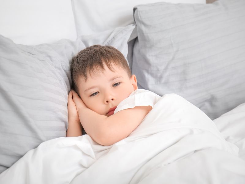 Có nên cho trẻ xem phim kinh dị? - Đáp án bất ngờ cho cha mẹ 4 Một số trẻ bị mất ngủ, dễ giật mình hoặc bồn chồn sau khi xem phim kinh dị