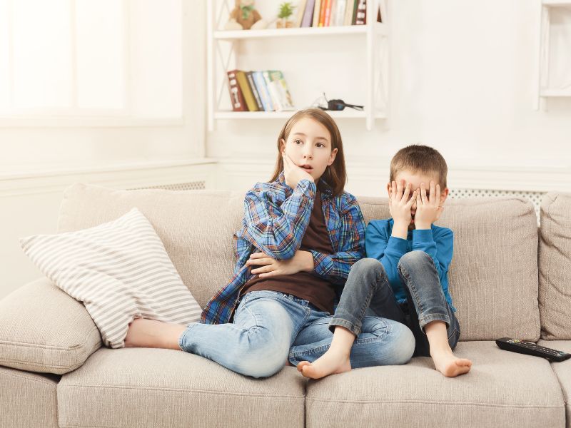 Có nên cho trẻ xem phim kinh dị? - Đáp án bất ngờ cho cha mẹ 7 Hãy để ý phản ứng và tâm trạng của con để xem trẻ có tiếp nhận bộ phim đó hay không