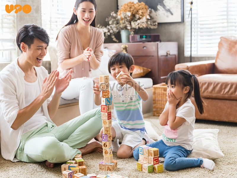 Ba mẹ cần tạo ra một không gian an toàn, nơi trẻ có thể thoải mái chia sẻ những suy nghĩ và cảm xúc