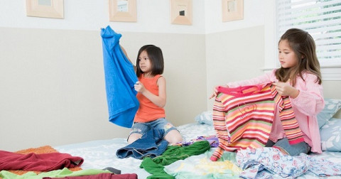 Trẻ giúp đỡ bố mẹ công việc nhà.