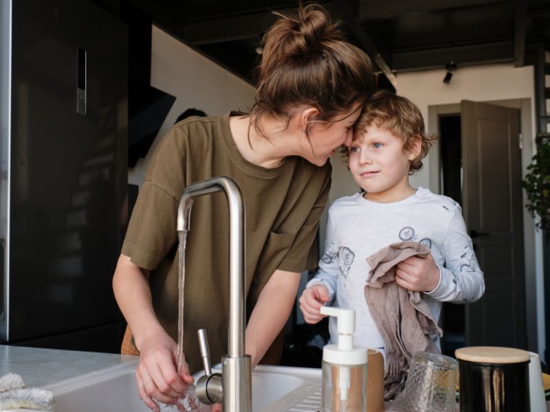 Trẻ nên được khuyến khích làm việc nhà để thấu hiểu với ba mẹ