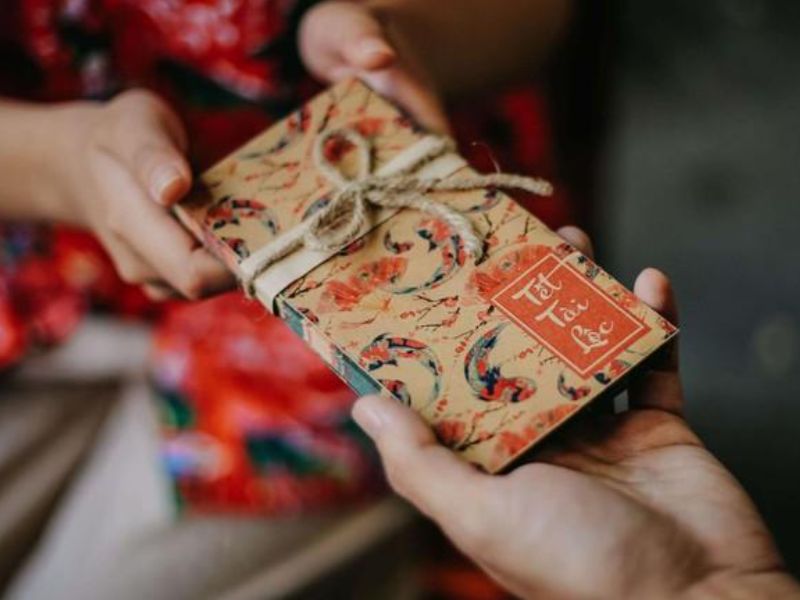 dạy con tiêu tiền lì xì