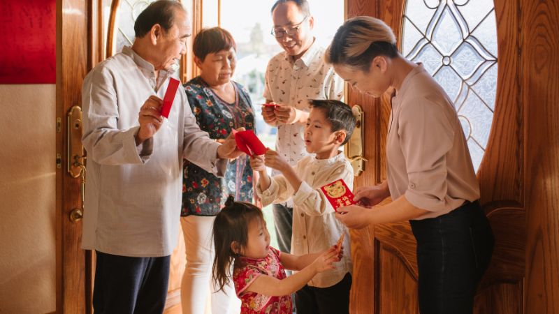 Dạy con tiêu tiền lì xì - Vấn đề "muôn thuở" dịp Tết đến 3 Dạy bé khi bé nhận tiền lì xì cần lễ phép