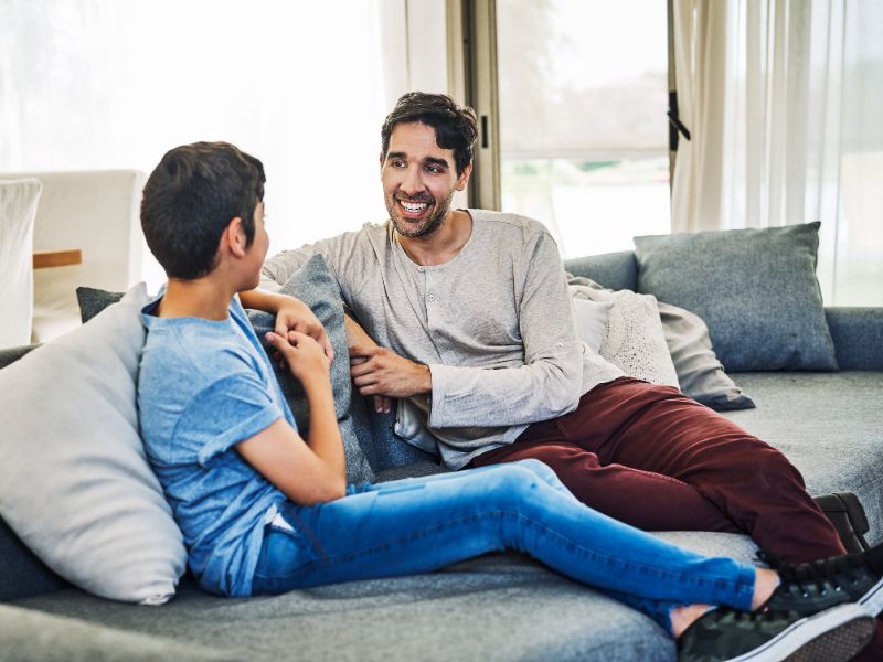Trò chuyện cởi mở là bước đầu để dạy con quản lý tài chính cá nhân một cách đúng đắn