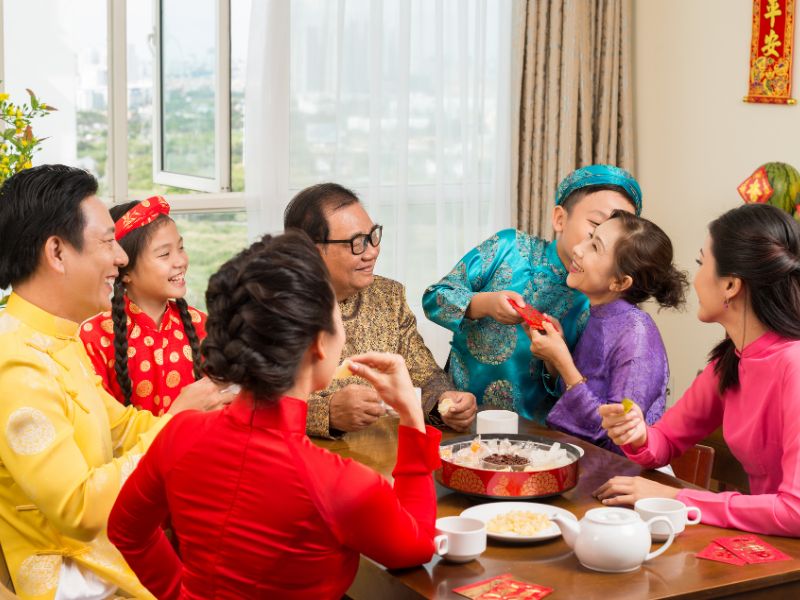 Kỹ năng sống ngày Tết - Bài học đầu xuân quý báu cho con trẻ 5 Dạy bé những câu chúc tết ông bà thật ý nghĩa.
