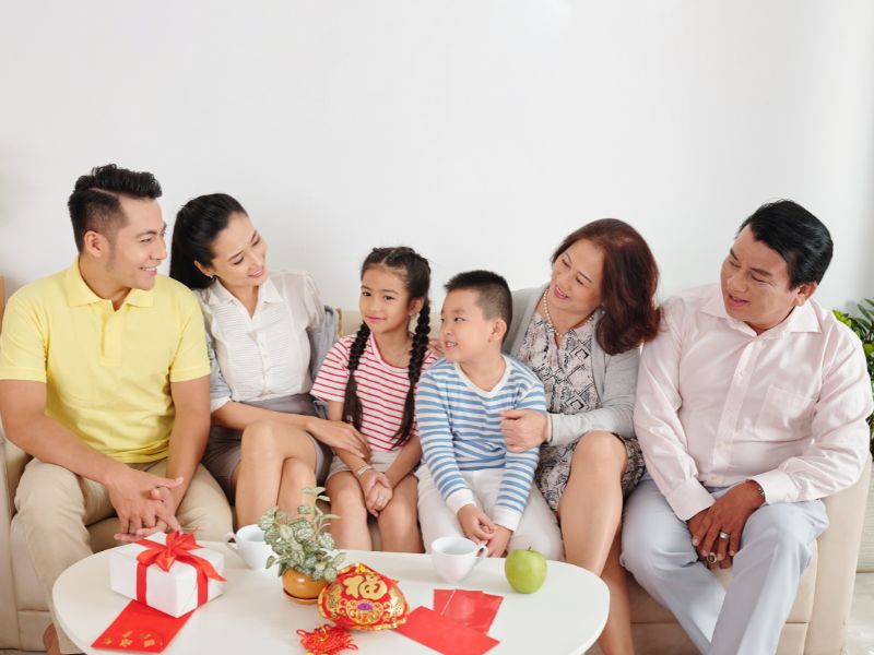Kỹ năng sống ngày Tết - Bài học đầu xuân quý báu cho con trẻ 8 Bé yêu biết lễ phép chào hỏi và chúc Tết cô chú nhân dịp năm mới.