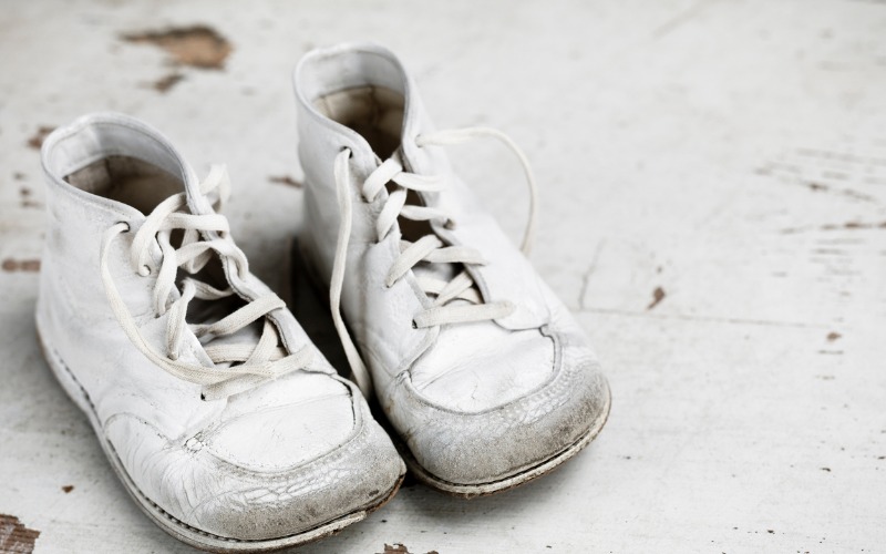 Giày dép là nơi tiếp xúc trực tiếp với mặt đất nên rất dễ đem theo những bụi bẩn, vi khuẩn