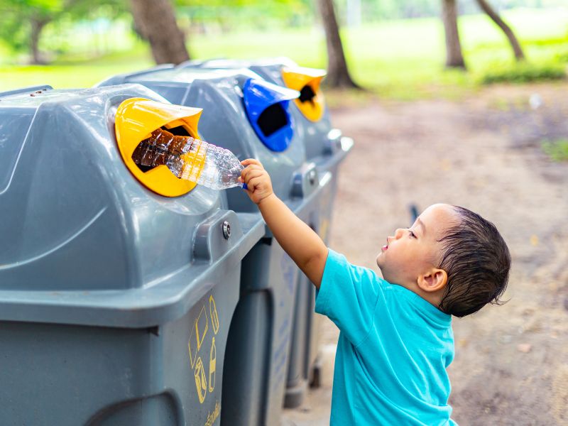 Hành động tự vứt rác cho thấy bé bắt đầu hình thành ý thức về bảo vệ môi trường.