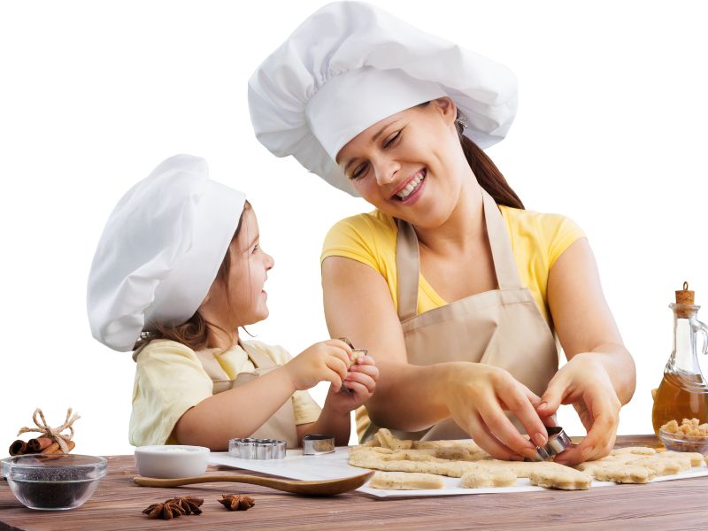 Cho con yêu cơ hội cùng vào bếp để phụ giúp ba mẹ là cách để dạy trẻ kỹ năng tự phục vụ hiệu quả