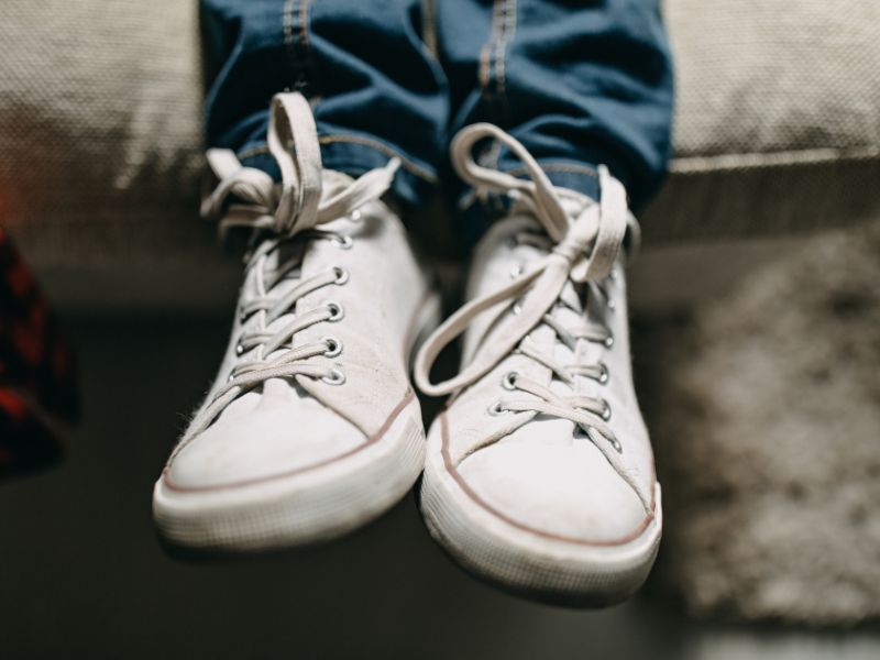 Để bé 12 - 18 tháng được làm quen với thói quen tự cởi giày dép.