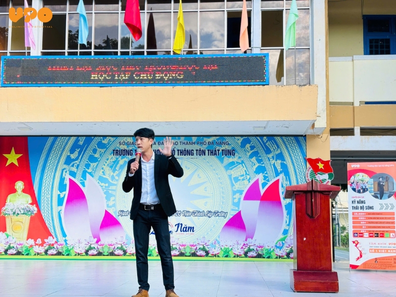 CHUYÊN ĐỀ “THIẾT LẬP MỤC TIÊU - CHỦ ĐỘNG TRONG HỌC TẬP” TẠI TRƯỜNG THPT TÔN THẤT TÙNG – ĐÀ NẴNG 4 Thầy Nguyễn Hoàng Thiện chia sẻ những giá trị bổ ích