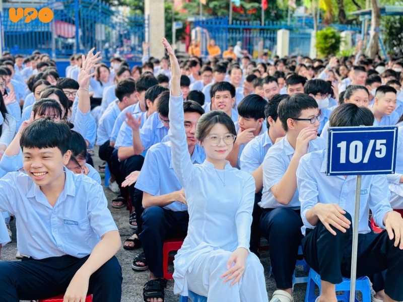 CHUYÊN ĐỀ “THIẾT LẬP MỤC TIÊU - CHỦ ĐỘNG TRONG HỌC TẬP” TẠI TRƯỜNG THPT TÔN THẤT TÙNG – ĐÀ NẴNG 2 Các bạn học sinh hăng hái phát biểu trong buổi ngoại khóa