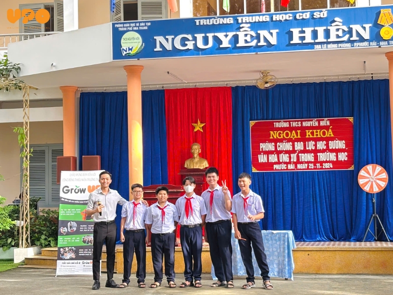 CHUYÊN ĐỀ “VĂN HOÁ ỨNG XỬ, NÓI KHÔNG VỚI BẠO LỰC HỌC ĐƯỜNG” TẠI TRƯỜNG THCS NGUYỄN HIỀN - NHA TRANG 2 Các bạn học sinh hào hứng xung phong tham gia trả lời câu hỏi nhận quà từ UPO