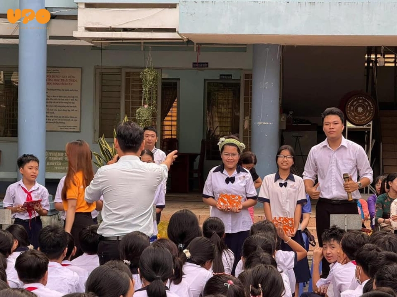 CHUYÊN ĐỀ “AN TOÀN MẠNG XÃ HỘI” TẠI TRƯỜNG THCS NGUYỄN KHUYẾN – VĨNH LONG 6 di truong nguyen khuyen 2