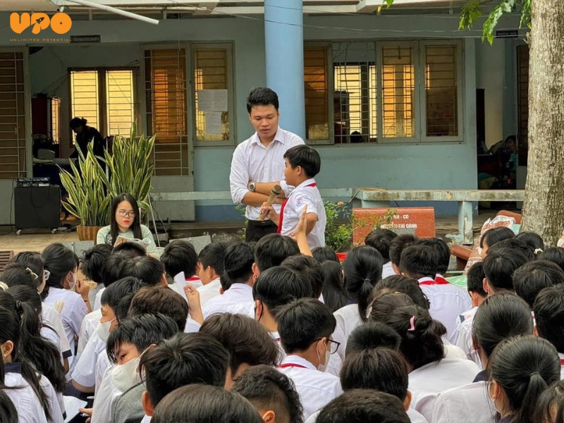 CHUYÊN ĐỀ “AN TOÀN MẠNG XÃ HỘI” TẠI TRƯỜNG THCS NGUYỄN KHUYẾN – VĨNH LONG 3 Các em trả lời những câu hỏi thú vị, ý nghĩa được nhận quà từ UPO