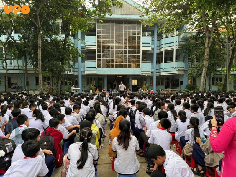 CHUYÊN ĐỀ “AN TOÀN MẠNG XÃ HỘI” TẠI TRƯỜNG THCS NGUYỄN KHUYẾN – VĨNH LONG 2 Các bạn trường THCS Nguyễn Khuyến hào hứng, chăm chú lắng nghe