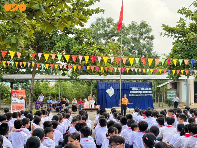 CHUYÊN ĐỀ “AN TOÀN SỬ DỤNG MẠNG INTERNET” TẠI TRƯỜNG THCS TRẦN QUANG KHẢI – NHA TRANG 3 di truong nha trang 2