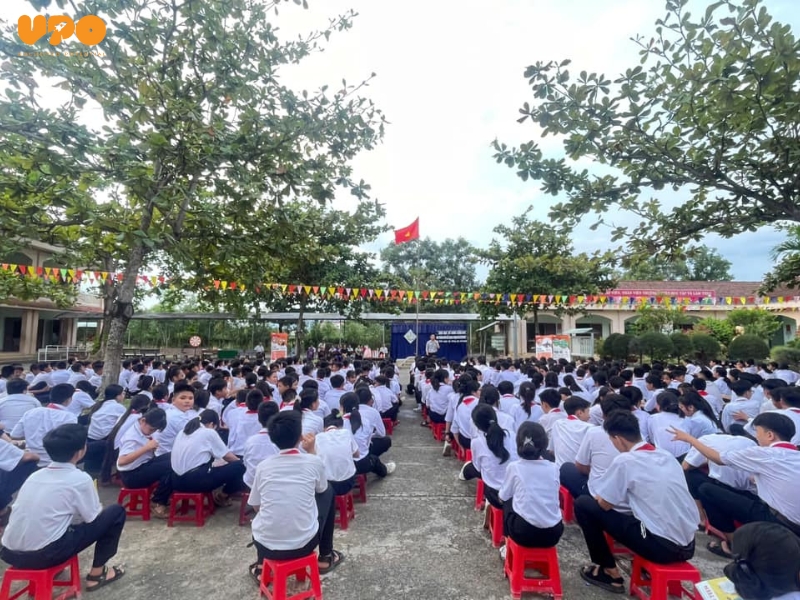 CHUYÊN ĐỀ “AN TOÀN SỬ DỤNG MẠNG INTERNET” TẠI TRƯỜNG THCS TRẦN QUANG KHẢI – NHA TRANG 2 Hình ảnh thầy Nguyễn Hải Đăng chia sẻ với các bạn học sinh