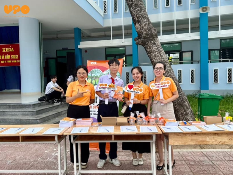CHUYÊN ĐỀ “QUẢN LÝ CẢM XÚC & GIẢM STRESS” TẠI TRƯỜNG THCS THÁI NGUYÊN – NHA TRANG 6 Rất nhiều phần quà trao tặng đến các em học sinh của trường