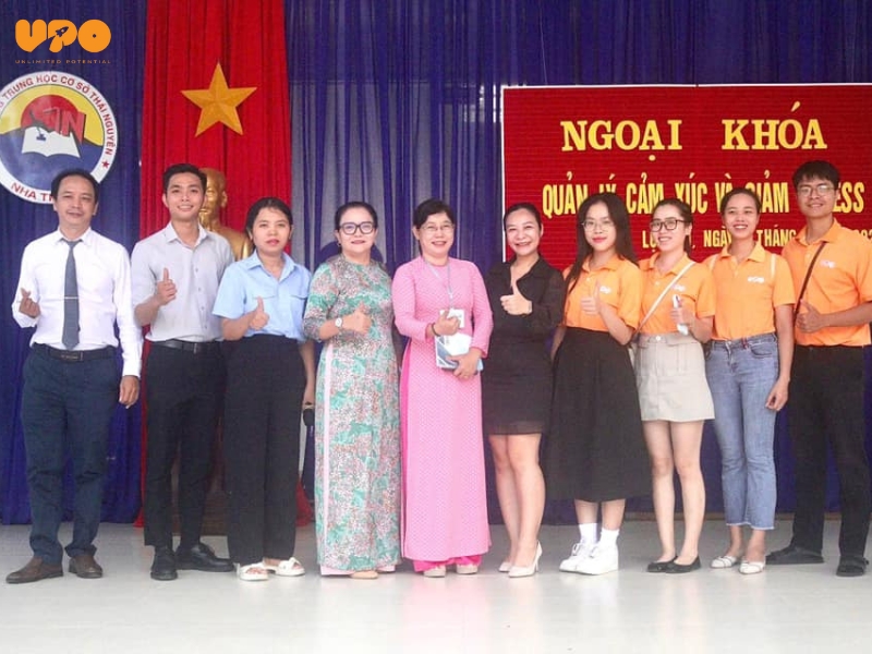 CHUYÊN ĐỀ “QUẢN LÝ CẢM XÚC & GIẢM STRESS” TẠI TRƯỜNG THCS THÁI NGUYÊN – NHA TRANG 5 Đội ngũ UPO chụp ảnh kỷ niệm cùng thầy cô Giám Hiệu của trường