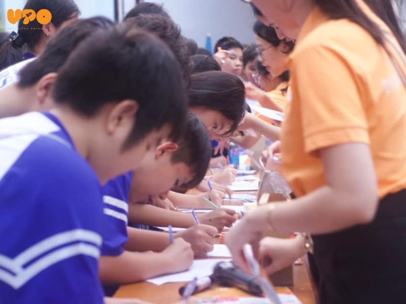 CHUYÊN ĐỀ “HỌC YÊU THƯƠNG – SỐNG HÒA HỢP CÙNG GIA ĐÌNH” TẠI TRƯỜNG THCS YERSIN – NHA TRANG 3 Các bạn học sinh đứng bốc thăm nhận quà từ anh chị UPO