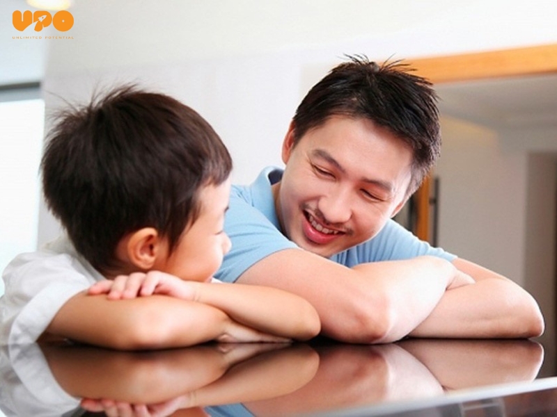Khi bé trai lên 8 tuổi, ba mẹ nên bắt đầu giải thích cho trẻ về giai đoạn dậy thì