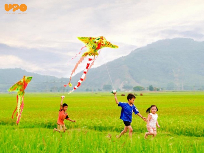 TOP 8 hoạt động hè bổ ích cho bé thỏa sức trải nghiệm, sáng tạo 3 Thả diều là một hoạt động thú vị và bổ ích cho các bé trong mùa hè