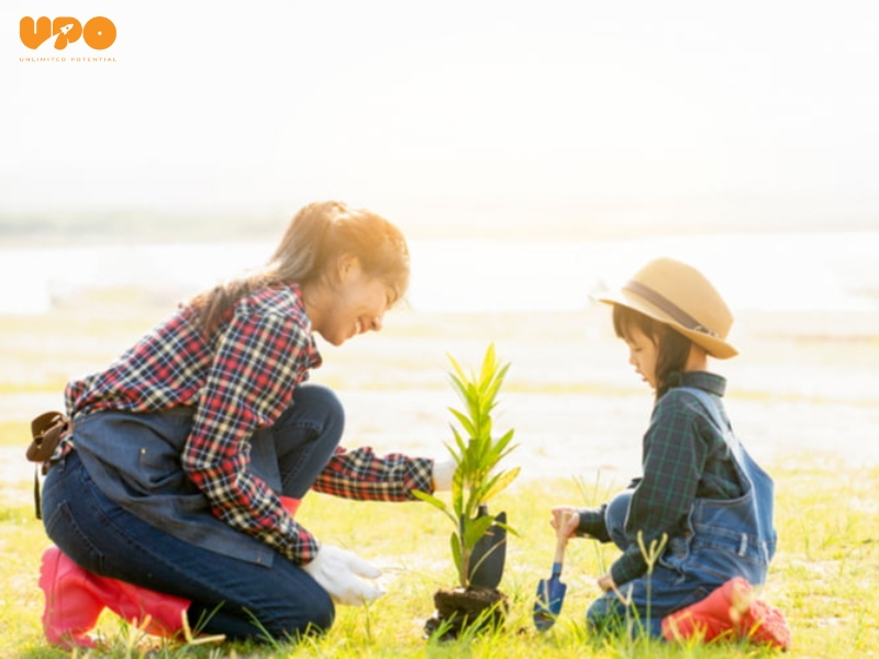 TOP 8 hoạt động hè bổ ích cho bé thỏa sức trải nghiệm, sáng tạo 4 Trồng cây là một hoạt động rất ý nghĩa, con có cơ hội trải nghiệm và hiểu rõ hơn về quá trình phát triển của cây trồng