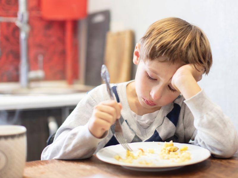 Bé xuất hiện các tình trạng như chán nản, có suy nghĩ cực đoan