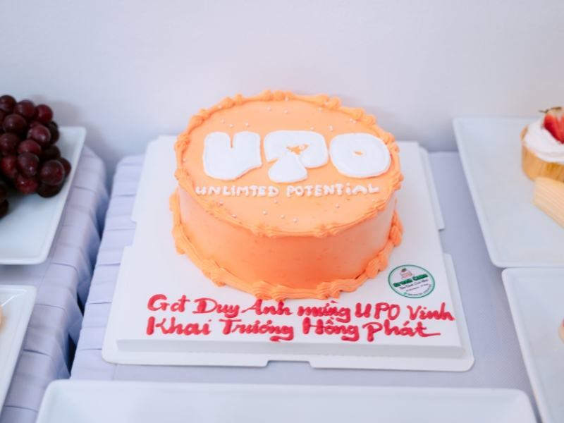 Tưng bừng khai trương chi nhánh UPO Vinh - Nghệ An tại 48-50 Lê Khôi 7 Phụ huynh gửi tặng bánh kem mừng khai chương chi nhánh UPO Vinh