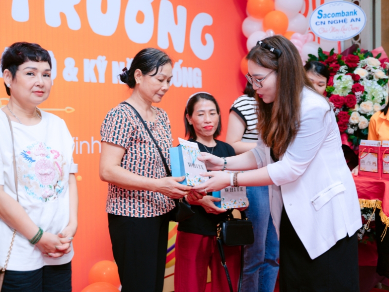 Tưng bừng khai trương chi nhánh UPO Vinh - Nghệ An tại 48-50 Lê Khôi 4 Những phần quà hấp dẫn được trao tặng đến phụ huynh tham dự lễ Khai Trương