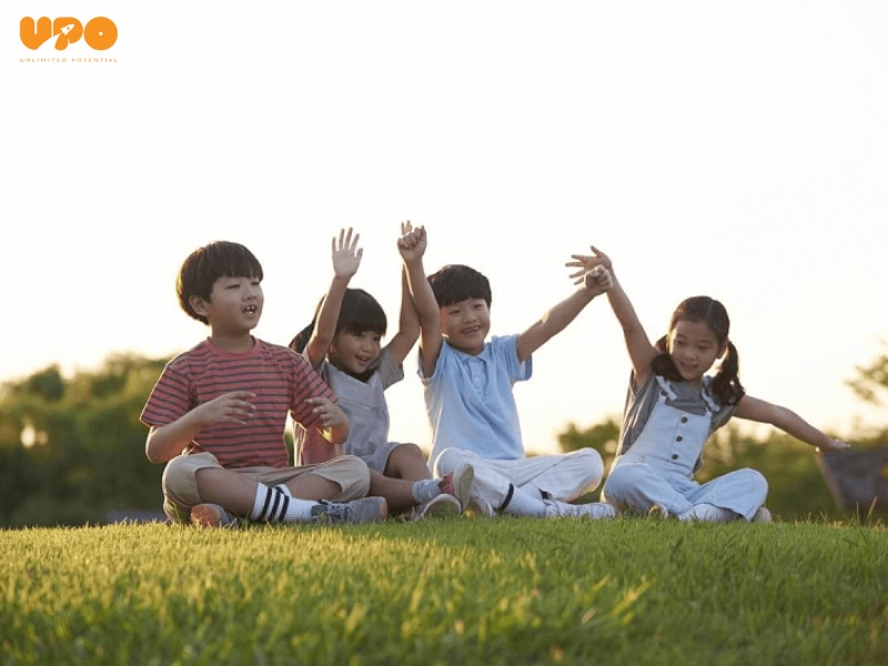 Bạo lực học đường - 6 kỹ năng sống quan trọng ba mẹ cần cho con xem để phòng chống 5 Nếu con gặp phải nguy cơ bạo lực học đường, bạn bè có thể giúp đỡ bằng cách thông báo cho thầy cô giáo, phụ huynh