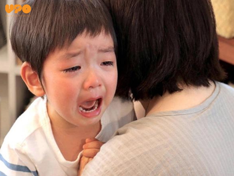 Kỷ luật mềm trong gia đình - Bí quyết khoa học mọi phụ huynh nên biết 4 Khi con gặp phải tình huống khó khăn hoặc cảm thấy khó chịu, ba mẹ ôm con vào lòng