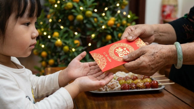 Dạy trẻ nhận lì xì bằng hai tay lễ phép