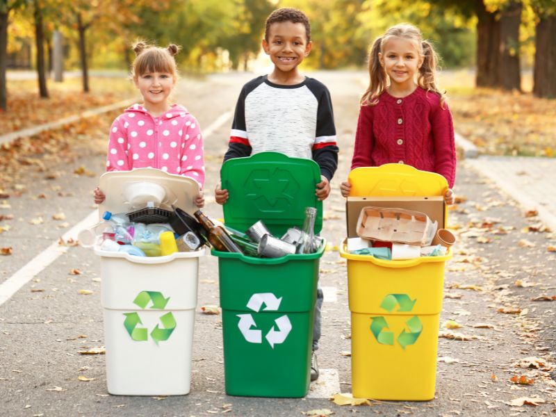 Ba mẹ dạy con bảo vệ môi trường, xử lý rác bằng “3R” 