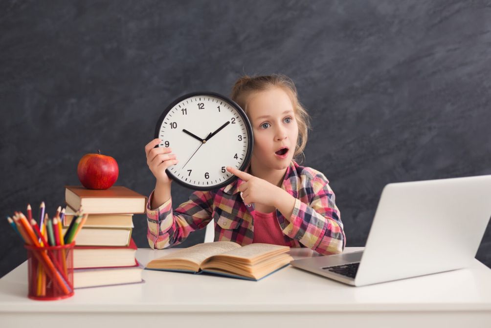 Ba mẹ hãy giúp trẻ học quản lý thời gian bằng cách lên lịch các hoạt động hàng ngày