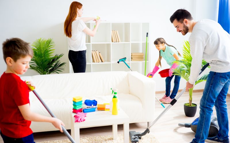 Mỗi tuần bố mẹ nên cùng con tổng vệ sinh lại nhà cửa để tạo thói quen dọn dẹp và ngăn nắp