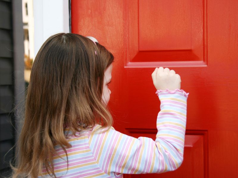 Dạy trẻ gõ cửa/bấm chuông hoặc gọi người trong nhà ra mở cửa