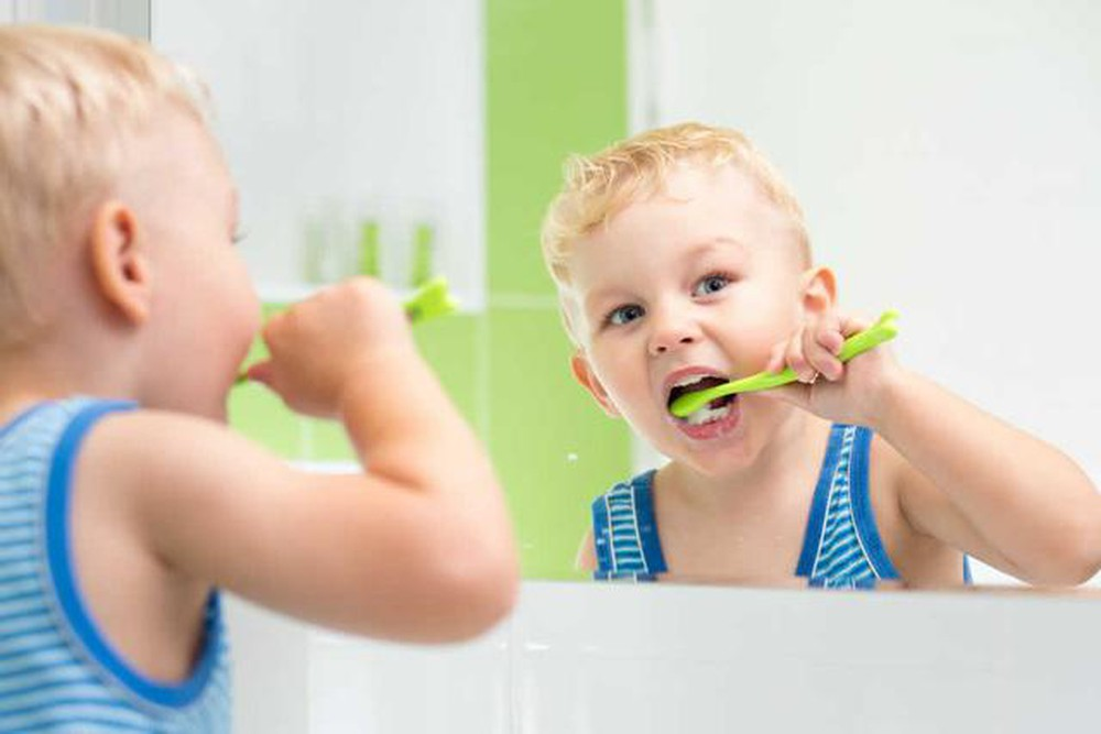 Trẻ con có thể tự đánh răng từ nhỏ nếu cha mẹ rèn con lối sống tự lập.