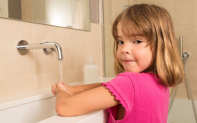 Sau mỗi bữa ăn, hãy rèn cho bé việc vệ sinh chân tay, răng miệng sạch sẽ để đảm bảo sức khỏe và vệ sinh hơn