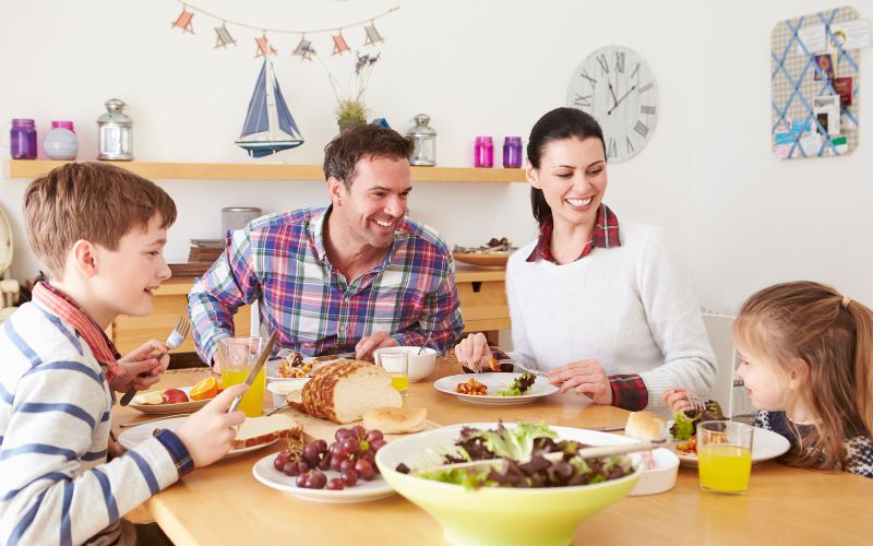 Bữa cơm là thời gian quây quần của cả gia đình, mỗi người nên có ý thức chờ đủ người rồi mới dùng bữa, tránh trường hợp người ăn trước người ăn sau