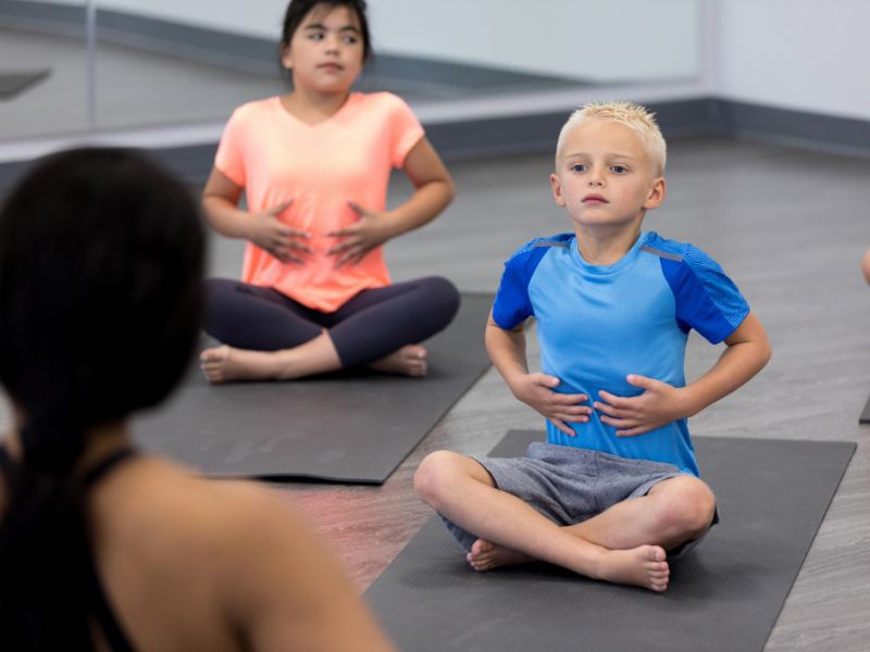 Làm thế nào để trẻ tự tin trước đám đông, làm chủ "sân khấu" 12 Vận động nhẹ nhàng trước khi “lên sân khấu” để trẻ thoải mái, thả lỏng, tự tin hơn