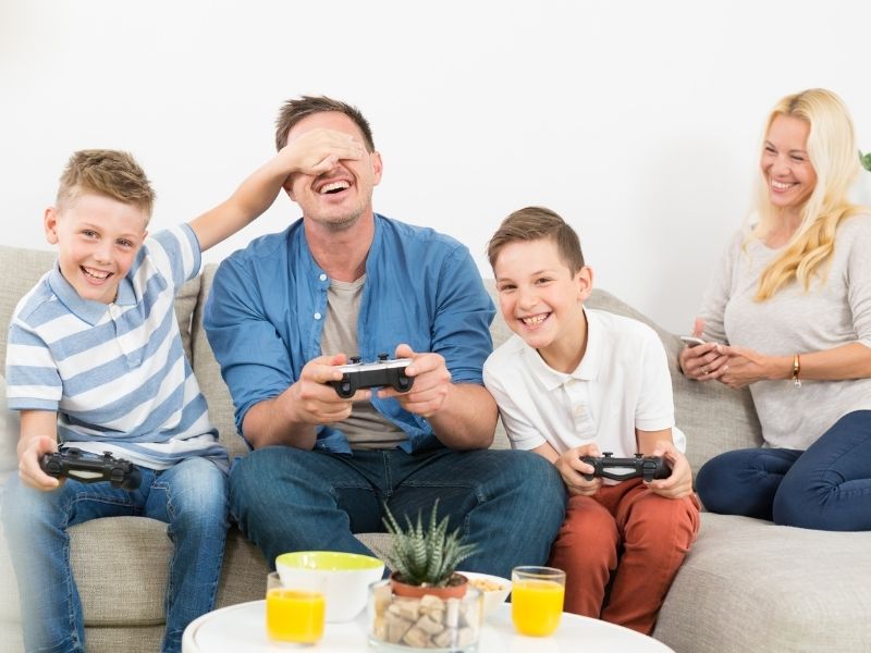 Cùng nhau chơi game sẽ khiến mối quan hệ trong gia đình gắn kết hơn