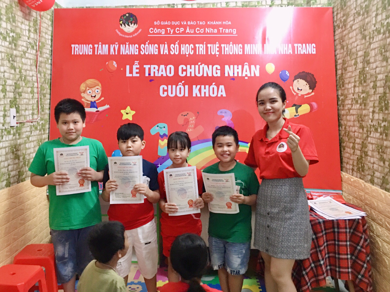 Lễ trao giấy chứng nhận cuối khóa cho các bé theo học tại IMA Nha Trang.