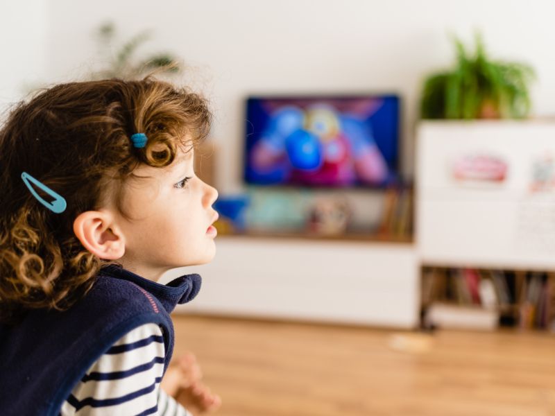 Bé  3 tuổi sẽ quen với các hoạt động thường ngày, bé có xu hướng đợi bố đi làm về vào mỗi buổi chiều tối